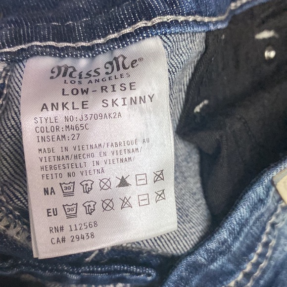 Miss Me Low Rise Capris - Picture 4 of 4